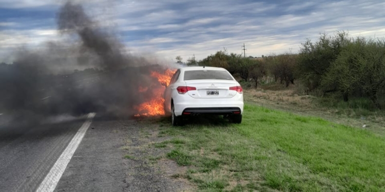 Monje: Ardió un auto en autopista tras sufrir un desperfecto mecánico mientras circulaba