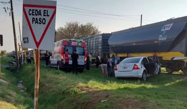 Tragedia en San Lorenzo: un auto fue embestido por el tren y una hombre murió