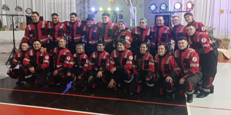 Los Bomberos Voluntarios de Totoras tienen nuevos overoles gracias al aporte de la comunidad