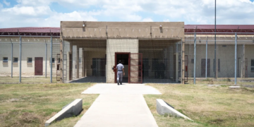 Allanaron la cárcel federal de Coronda y Las Flores de Santa Fe por una causa microtráfico de drogas