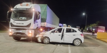 Un auto chocó contra un camión detenido en el acceso a Arocena: dos mujer heridas