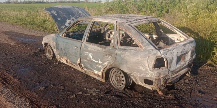 Otro más: un auto terminó consumido por el fuego en Timbúes