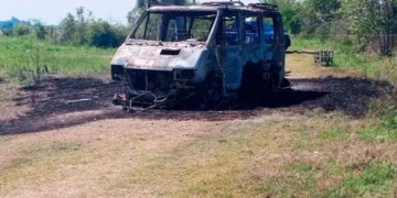 Macabro hallazgo en la región: apareció una camioneta quemada con restos humanos adentro