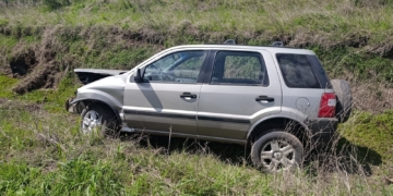 Una mujer se descompensó al volante y terminó volcando con su camioneta