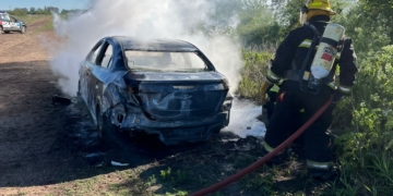 Otro auto quemado en la región: ardió un vehículo entre San Genaro y Gálvez