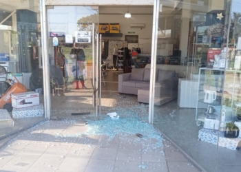 Reventaron el ingreso y robaron electrodomésticos en un local céntrico de Maciel