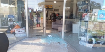 Reventaron el ingreso y robaron electrodomésticos en un local céntrico de Maciel