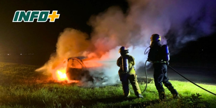 Un auto se incendio en Oliveros y sus tres ocupantes lograron salir a tiempo