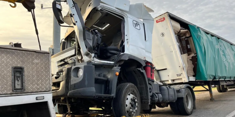 Un conductor debió ser rescatado tras un fuerte choque entre camiones sobre autopista