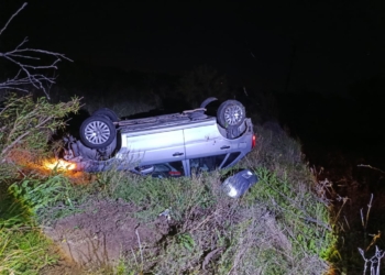 Impactante vuelco de un auto entre Maciel y Monje: su conductor resultó ileso