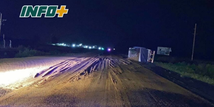 Un camión volcó y otro quedó atascado al intentar regresar para ayudarlo