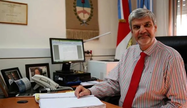 El llamativo fallo contra un padre deudor alimentario: le sacaron el carnet, el celular y las carreras