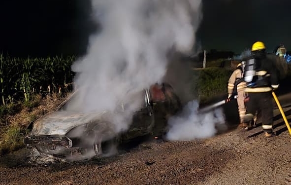 Se prendió fuego un auto entre Díaz y Casalegno