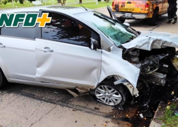 Un auto impactó contra una palmera en Totoras y hubo un principio de incendio