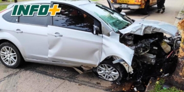 Un auto impactó contra una palmera en Totoras y hubo un principio de incendio