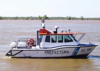 Choque de embarcaciones en el río: buscan a un hombre que cayó al agua