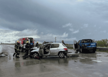 Un móvil policial fue embestido mientras auxiliaba a un auto varado en la autopista Rosario Córdoba