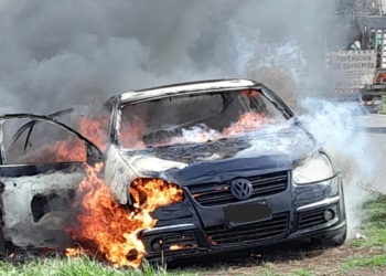 Daños totales tras el incendio de un auto entre Totoras y Bustinza