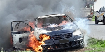 Daños totales tras el incendio de un auto entre Totoras y Bustinza