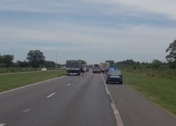 Choque y corte total en autopista: un conductor grave tras ser rescatado por bomberos