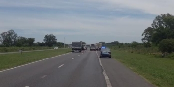 Choque y corte total en autopista: un conductor grave tras ser rescatado por bomberos