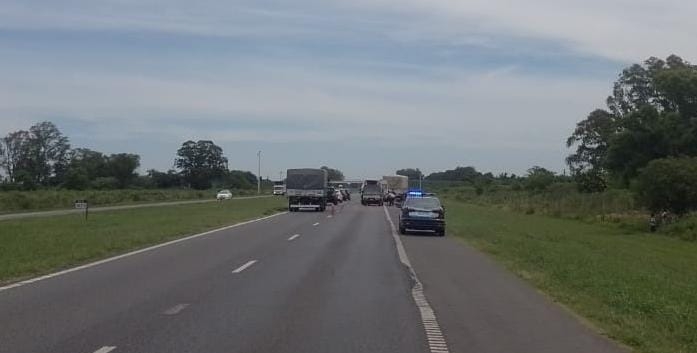 Choque y corte total en autopista: un conductor grave tras ser rescatado por bomberos