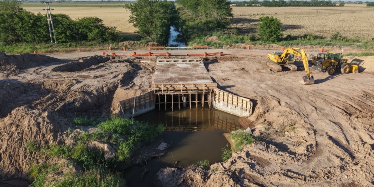 Avanza el reacondicionamiento del Canal Irigoyen y mejora el drenaje en Díaz, Monje, Barrancas, Casalegno e Irigoyen