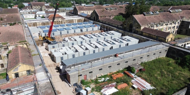 Construyen 4 pabellones de aislamiento en la cárcel de Coronda: ya se montaron 66 nuevas celdas