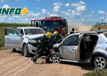 Cuatro heridos tras un fuerte impacto entre dos vehículos camino a Colonia Medici