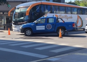 Chocaron un colectivo y un patrullero en pleno centro de San Lorenzo