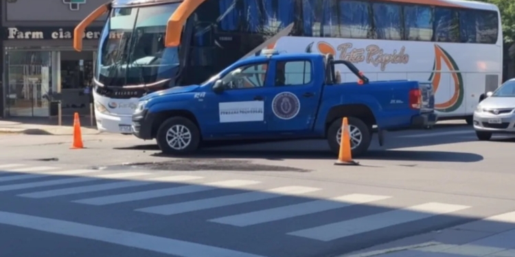 Chocaron un colectivo y un patrullero en pleno centro de San Lorenzo
