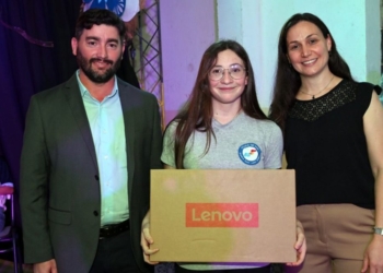 Ruiz anunció nuevas obras y entregó una Notebook al mejor promedio en la escuela N° 2048