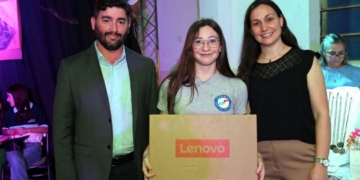 Ruiz anunció nuevas obras y entregó una Notebook al mejor promedio en la escuela N° 2048
