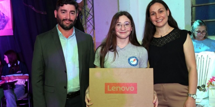 Ruiz anunció nuevas obras y entregó una Notebook al mejor promedio en la escuela N° 2048