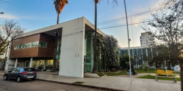 Murió un trabajador al electrocutarse y caer de altura en San Lorenzo