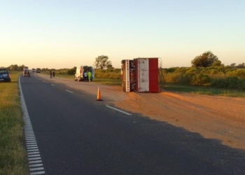 Choque entre camiones provocó el vuelco de uno de los vehículos en la autopista Rosario Santa Fe