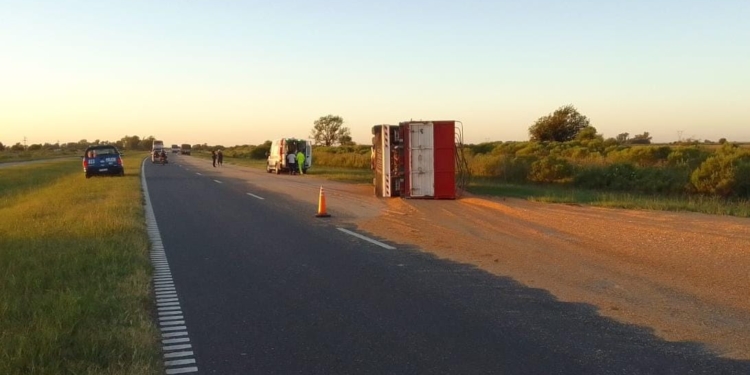 Choque entre camiones provocó el vuelco de uno de los vehículos en la autopista Rosario Santa Fe