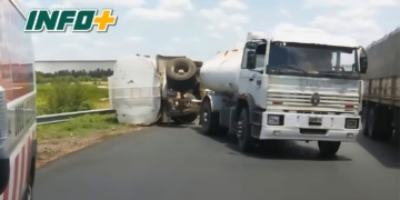 Autopista: un camión con fertilizantes volcó sobre el puente del acceso sur de San Lorenzo 