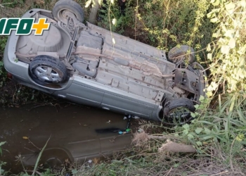 Impactante vuelco de un auto camino a Puerto Aragón