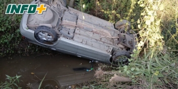 Impactante vuelco de un auto camino a Puerto Aragón
