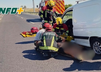Accidente en autopista: un conductor quedó atrapado y fue rescatado por bomberos