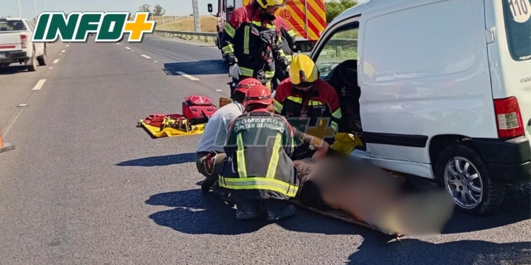Accidente en autopista: un conductor quedó atrapado y fue rescatado por bomberos