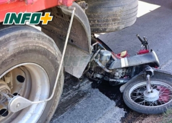 Una menor en grave estado al chocar en moto contra un camión