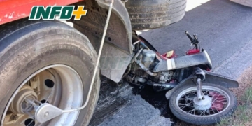 Una menor en grave estado al chocar en moto contra un camión