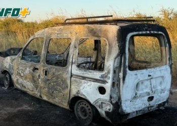 Susto para un familia en la zona rural: su vehículo se incendió y escaparon a tiempo