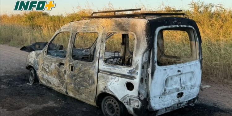 Susto para un familia en la zona rural: su vehículo se incendió y escaparon a tiempo