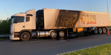 Un camión con destino a Brasil y se incendió sobre autopista: transportaba ajo