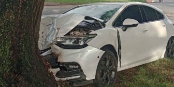 Fuerte choque en Ruta 11: un auto despistó e impactó contra un árbol