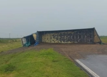 Impactante vuelco de un camión en Ruta 34: el chofer resultó ileso