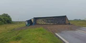 Impactante vuelco de un camión en Ruta 34: el chofer resultó ileso